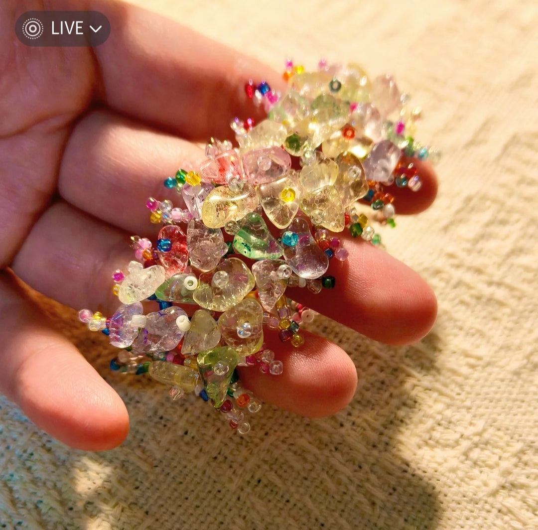 Spring/Summer "Dopamine-style" colorful woven bracelet featuring faux crushed-stone crystals—a sweet, unique, and stylish accessory.