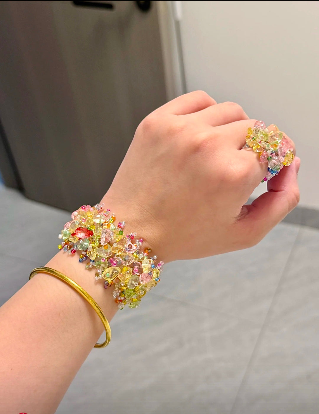 Spring/Summer "Dopamine-style" colorful woven bracelet featuring faux crushed-stone crystals—a sweet, unique, and stylish accessory.