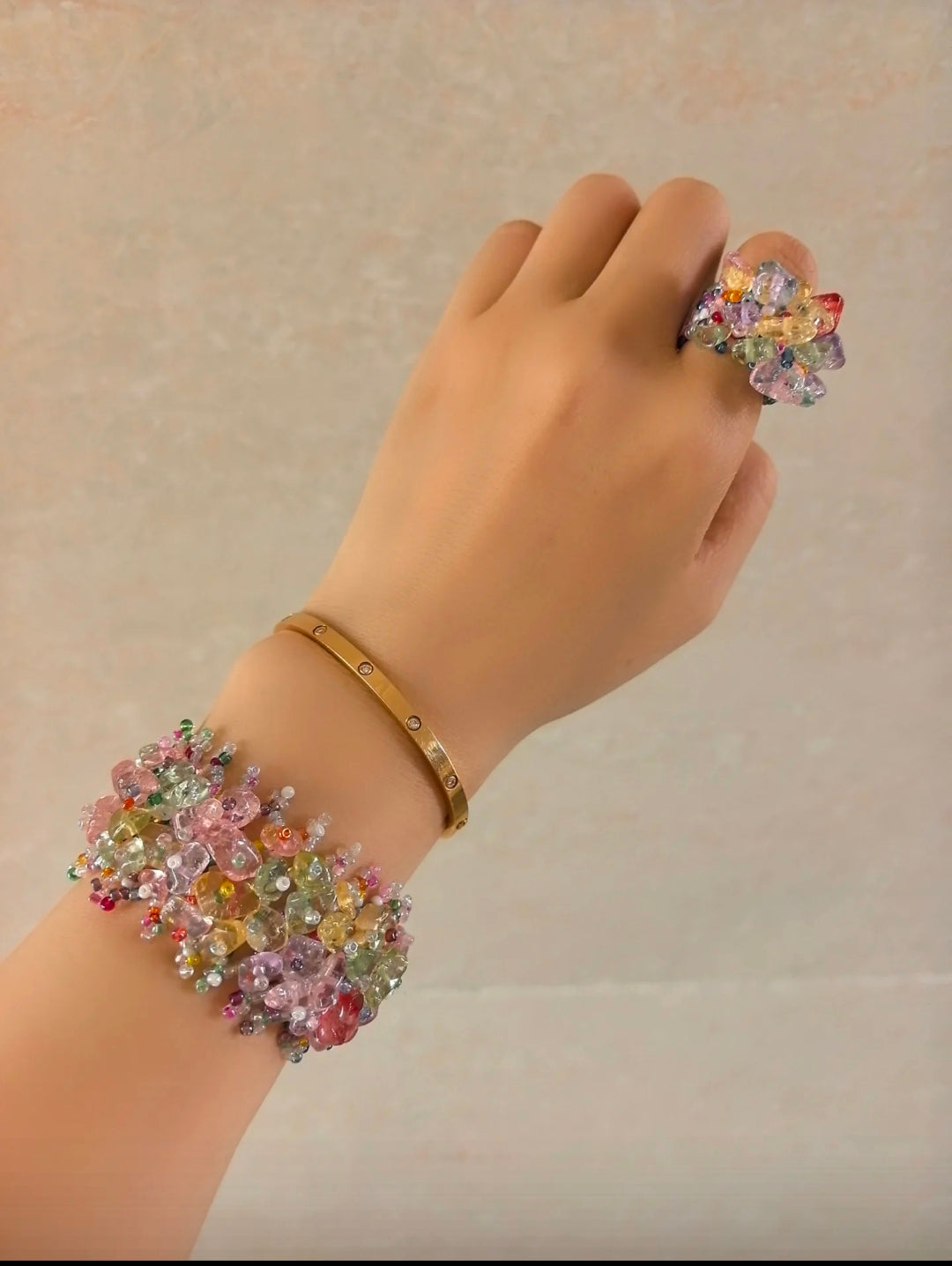 Spring/Summer "Dopamine-style" colorful woven bracelet featuring faux crushed-stone crystals—a sweet, unique, and stylish accessory.