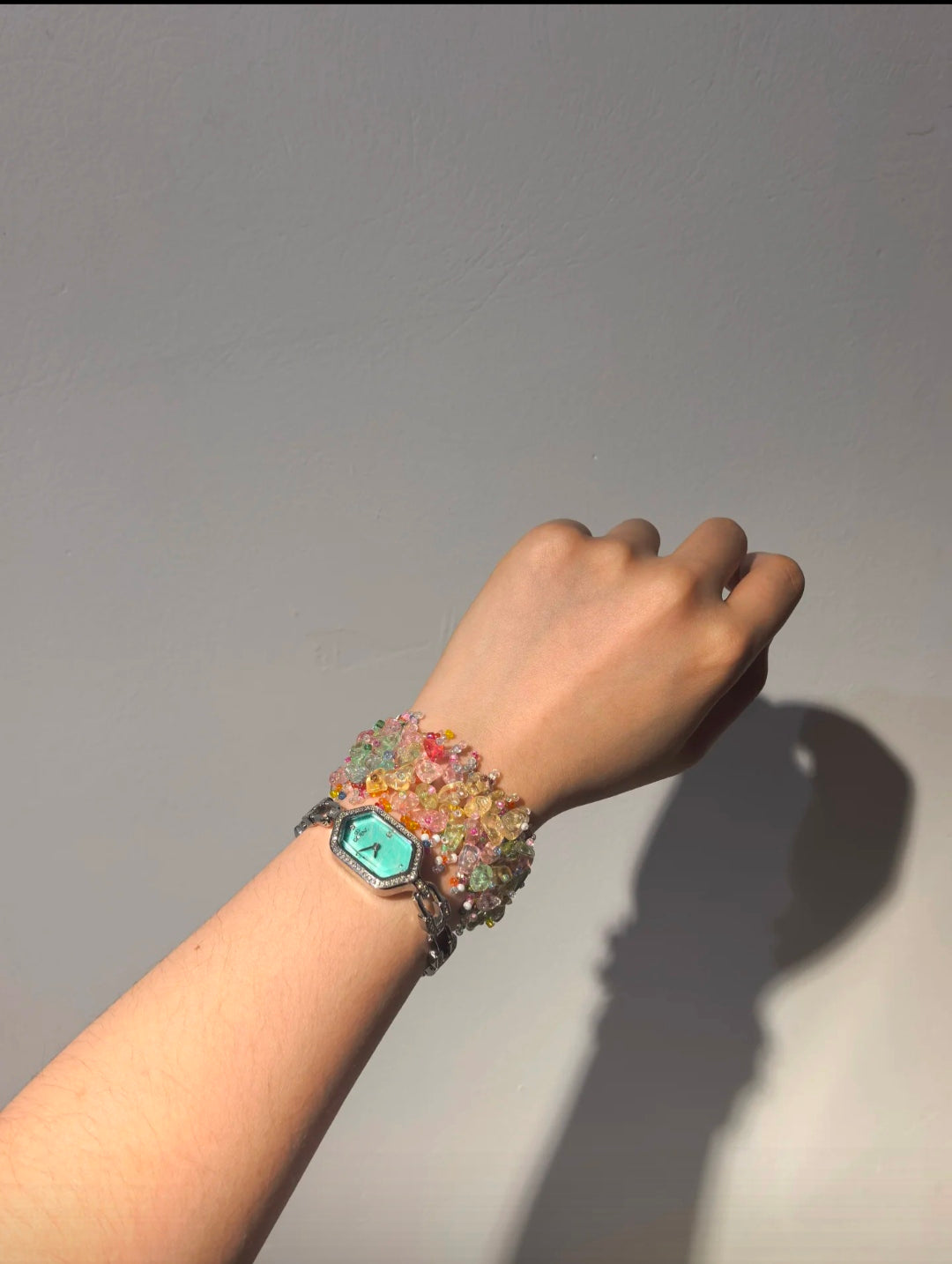 Spring/Summer "Dopamine-style" colorful woven bracelet featuring faux crushed-stone crystals—a sweet, unique, and stylish accessory.