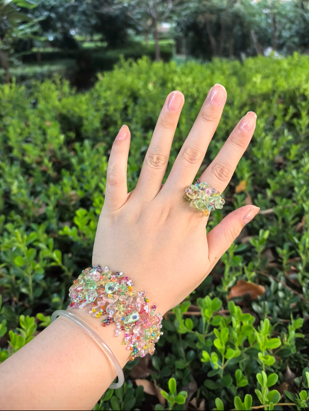 Spring/Summer "Dopamine-style" colorful woven bracelet featuring faux crushed-stone crystals—a sweet, unique, and stylish accessory.