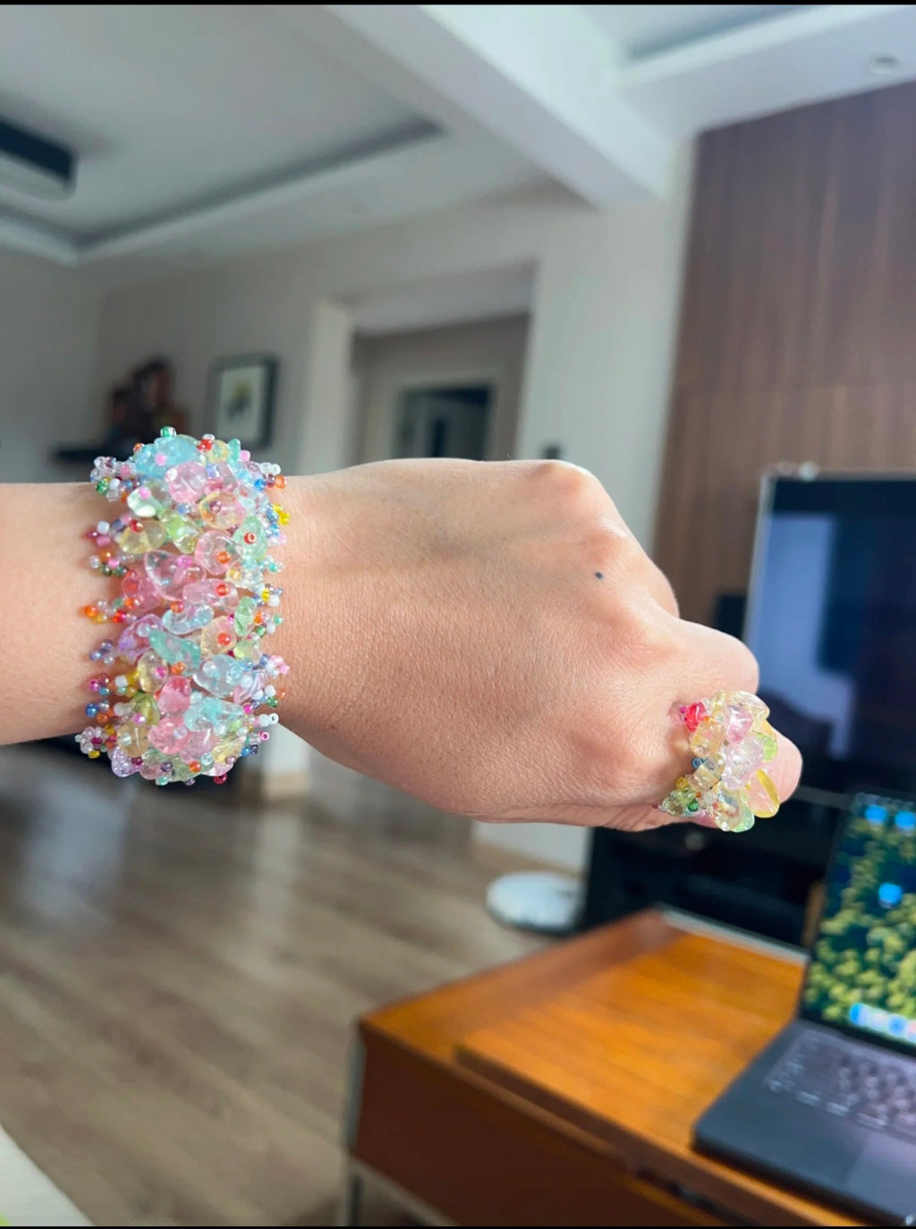 Spring/Summer "Dopamine-style" colorful woven bracelet featuring faux crushed-stone crystals—a sweet, unique, and stylish accessory.
